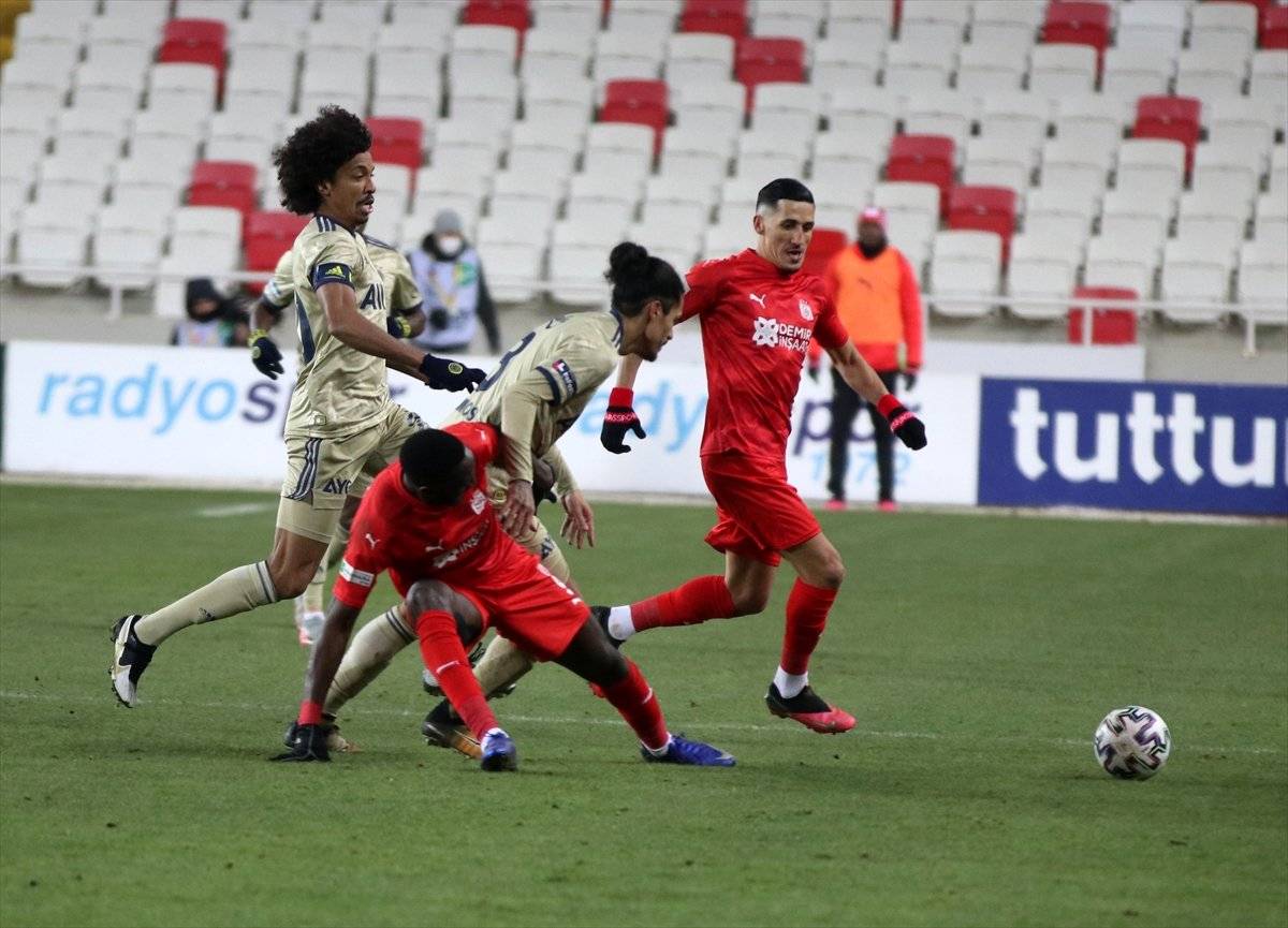 Fenerbahçe Sivas'ta 2 puan bıraktı