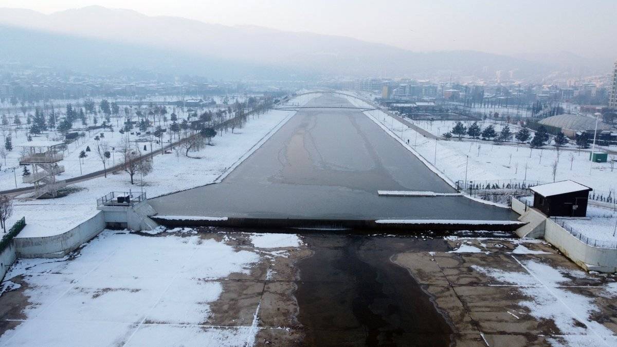Nilüfer Çayı buz tuttu, Bursalılar üzerinde yürüdü