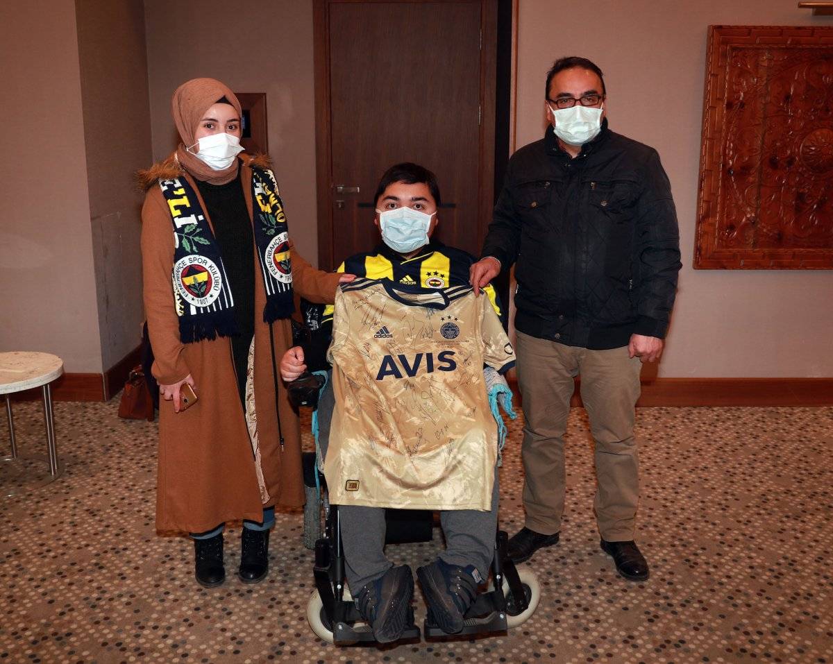 Fenerbahçeli futbolculardan DMD hastası taraftara ziyaret