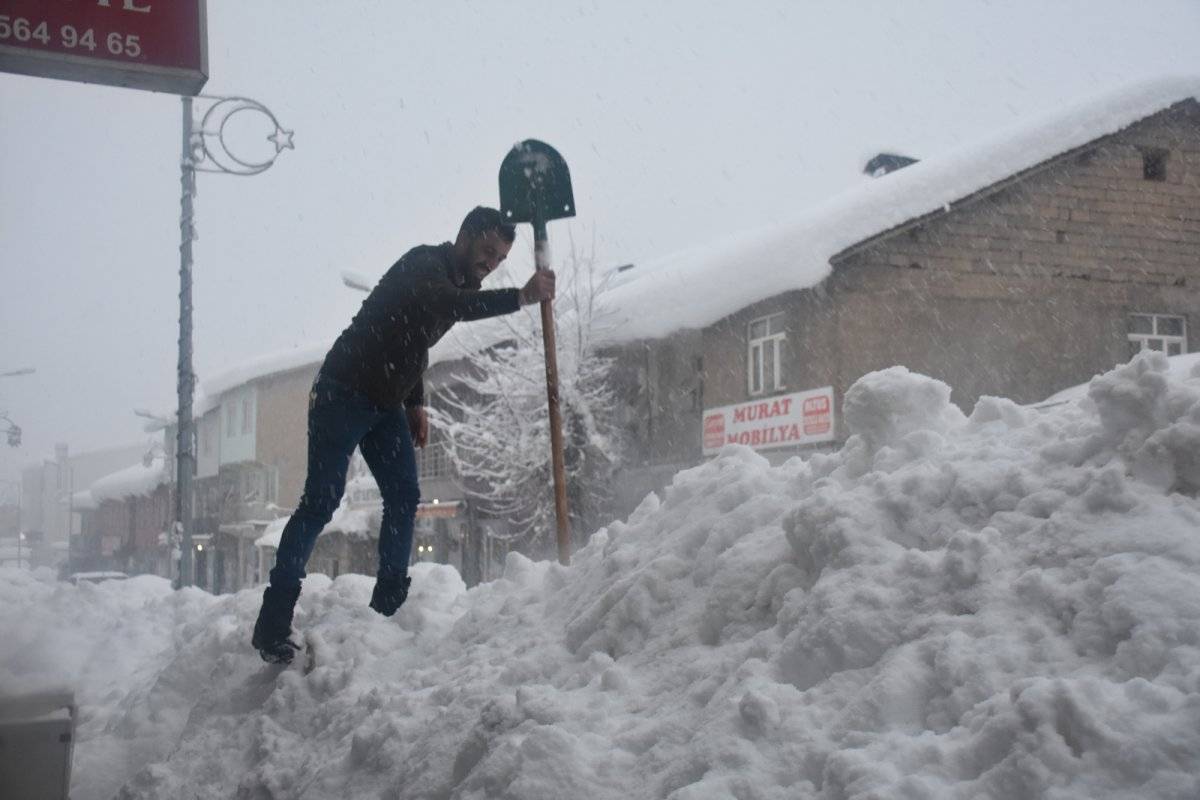 Şırnak'ta kardan tünel yapıp, çay içtiler