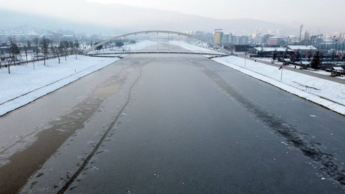 Nilüfer Çayı buz tuttu, Bursalılar üzerinde yürüdü
