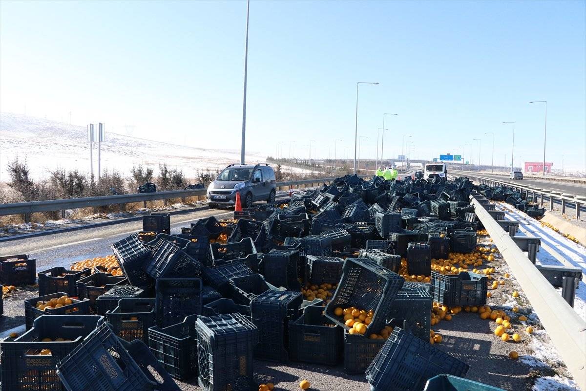Niğde'de tırdaki limon yüklü kasalar yola saçıldı