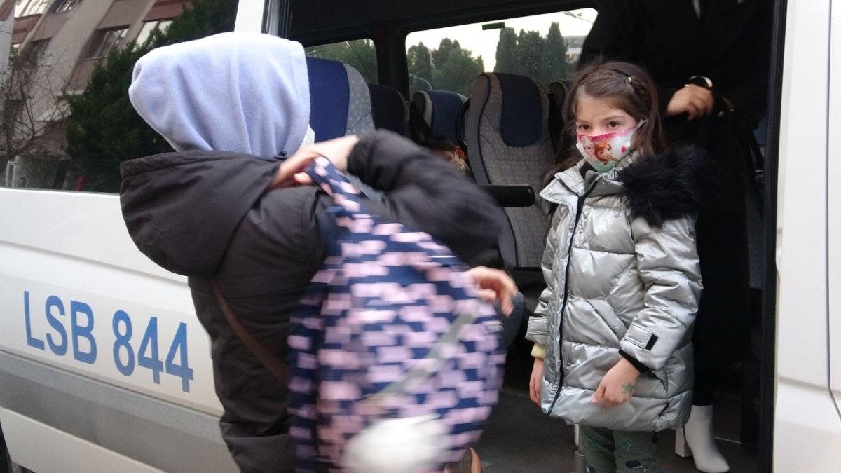 Kartal'da kardan adamı çalınan kıza sürpriz yapıldı