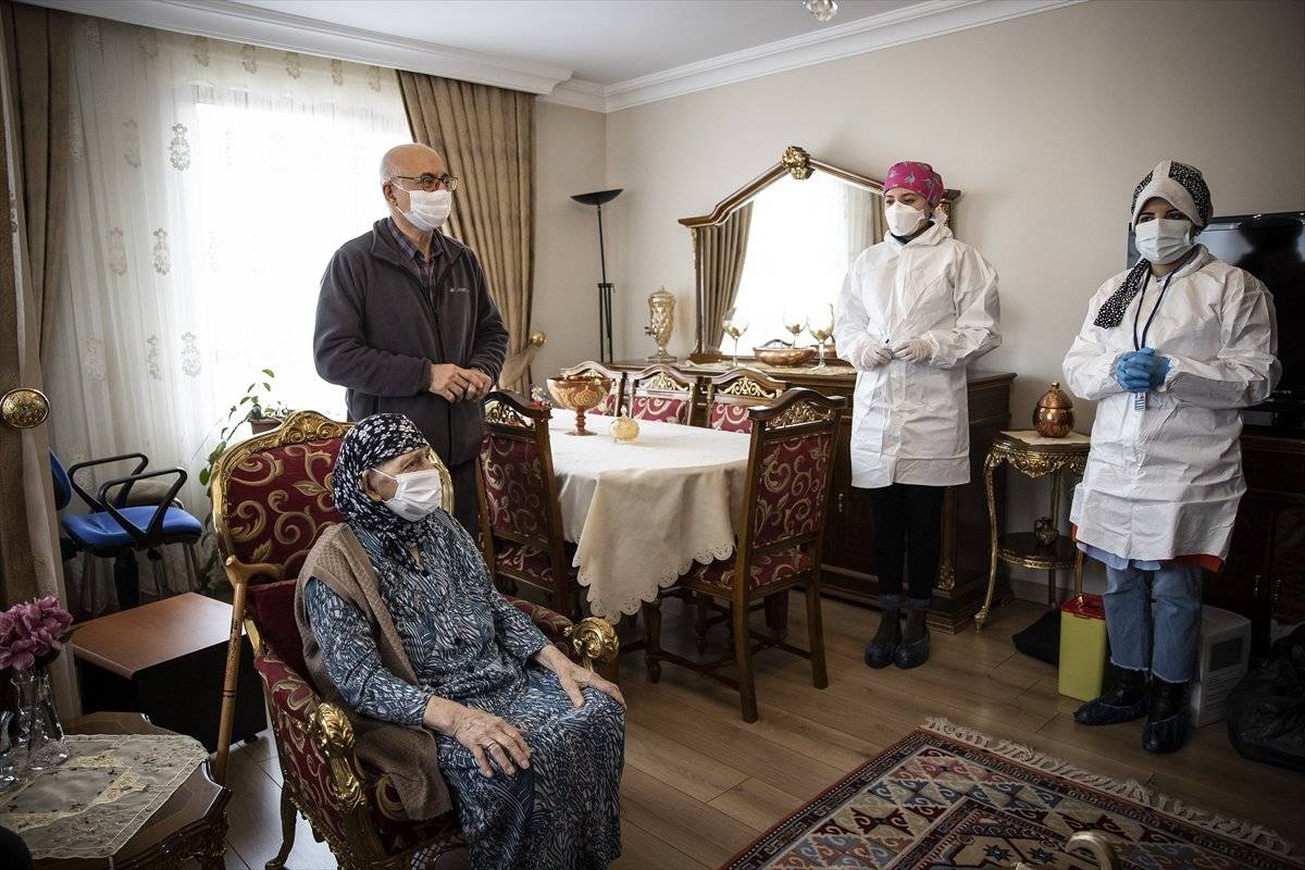 Ankara'nın en yaşlı iki kadını korona aşısını oldu