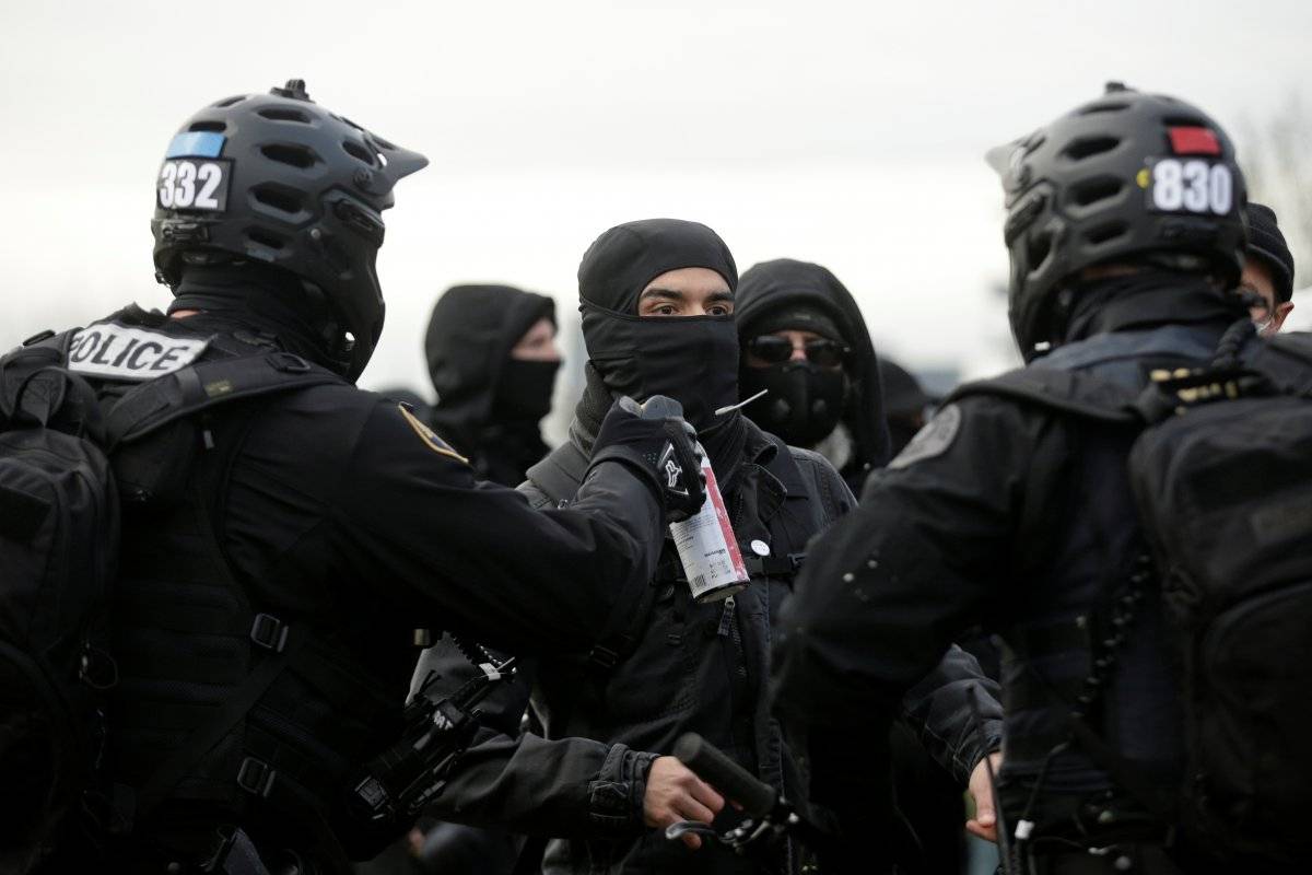 ABD'de Biden'ı protesto eden aşırı solcu göstericiler Demokrat Parti ofisine saldırdı