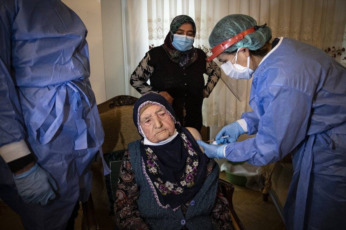 Ankara'nın en yaşlı iki kadını korona aşısını oldu