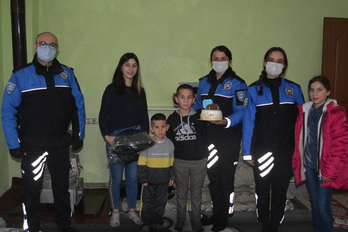 Hakkari'de polisten, denetimde doğum tarihini gördüğü Melek'e sürpriz