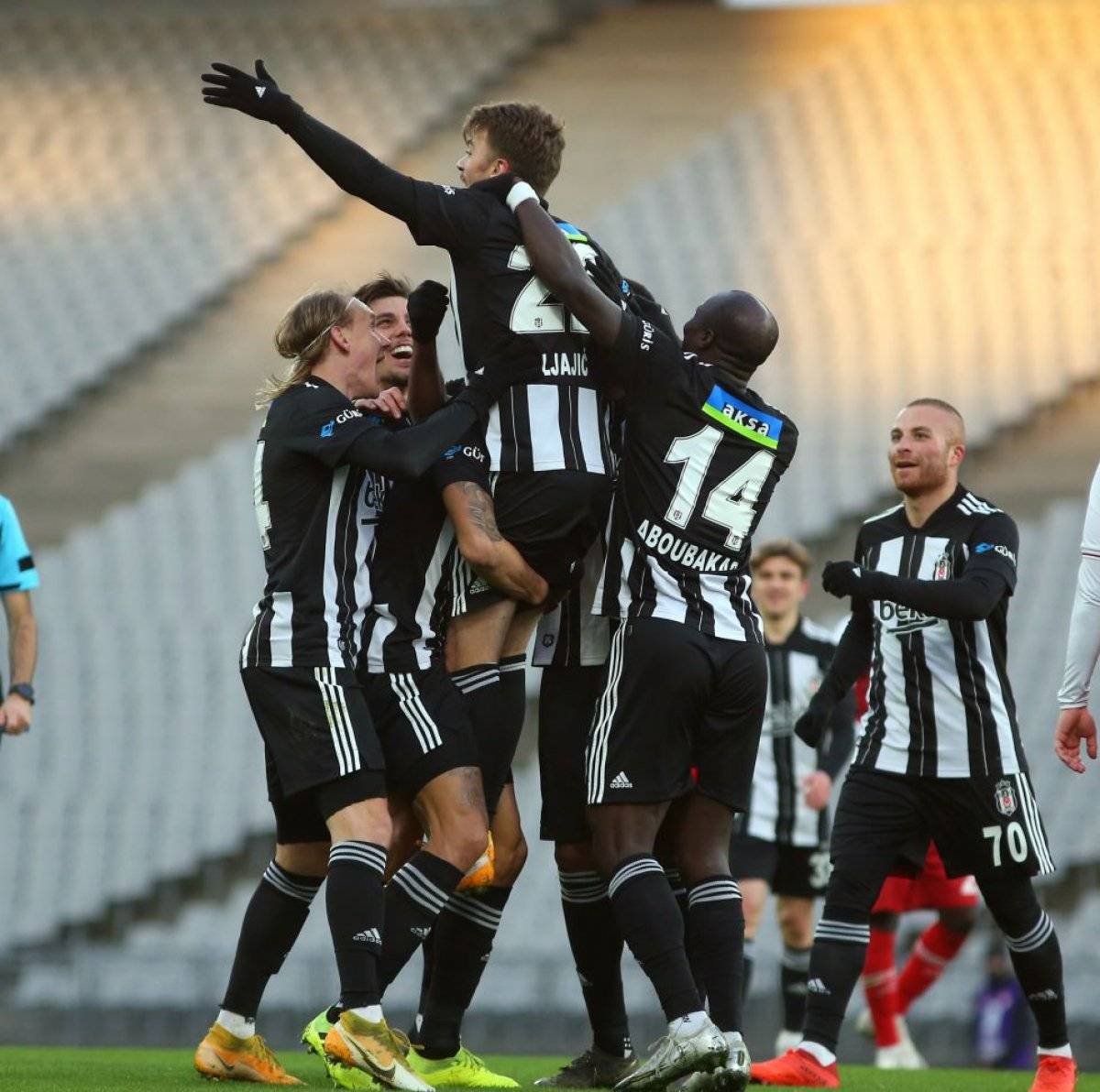 Adem Ljajic omuzlara alındı ancak gol iptal edildi