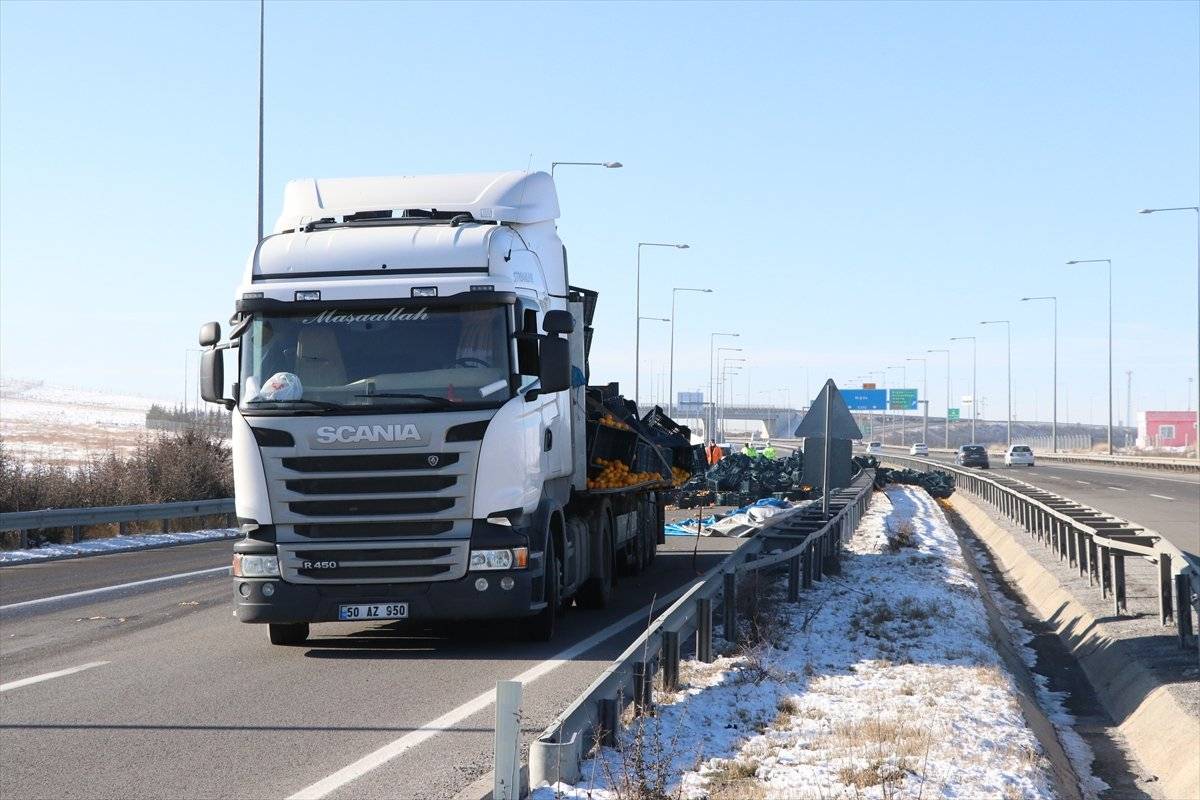 Niğde'de tırdaki limon yüklü kasalar yola saçıldı