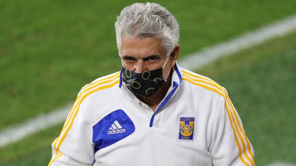 Kulübede sigara içen teknik direktör men cezası aldı