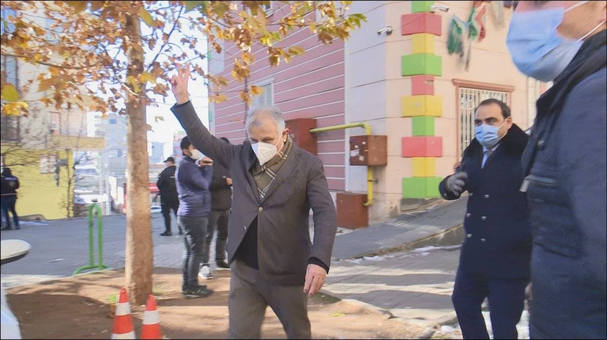 Diyarbakır annelerine zafer işareti yapan HDP'li vekil hakkında soruşturma başlatıldı