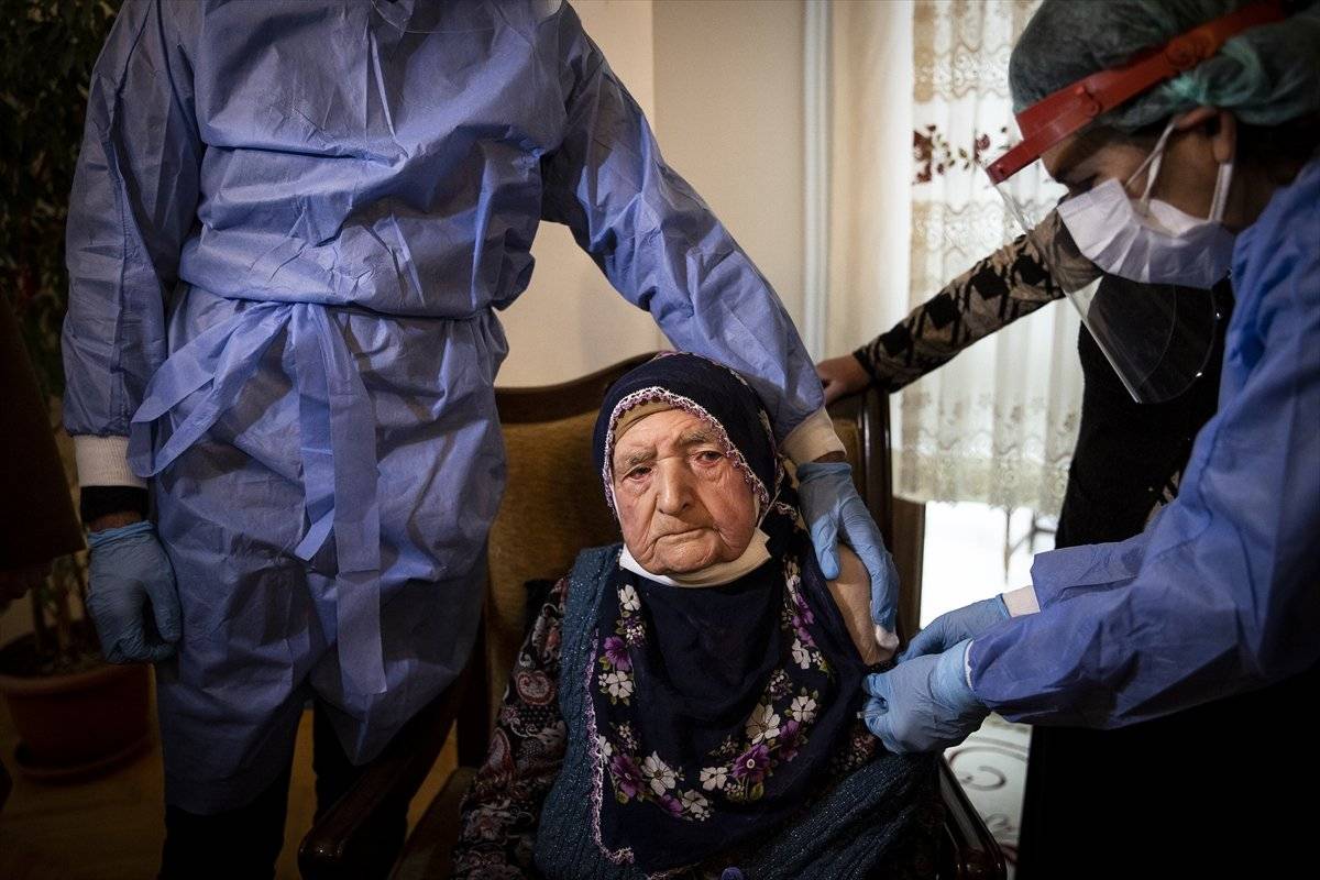 Ankara'nın en yaşlı iki kadını korona aşısını oldu