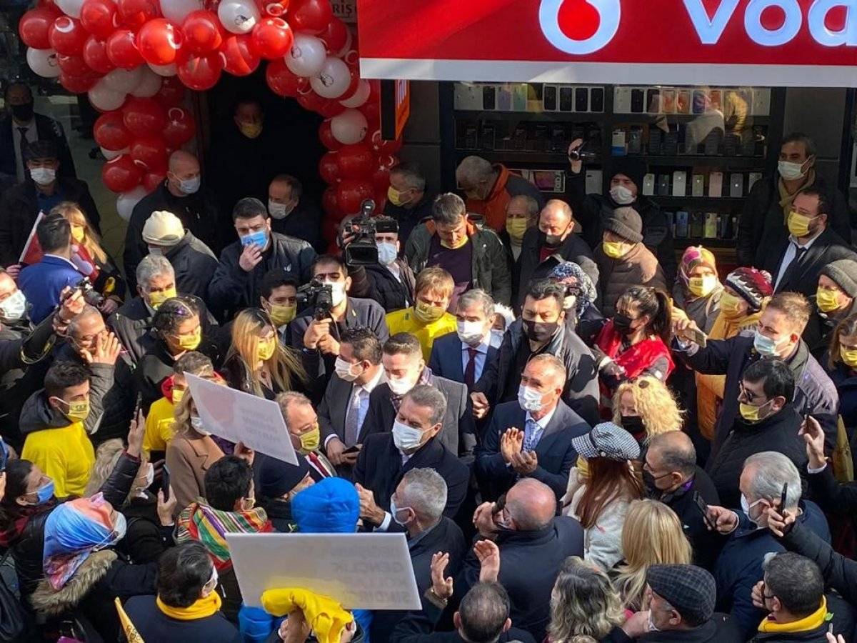 Balıkesir'de Sarıgül hayranları, koronavirüsü yok saydı