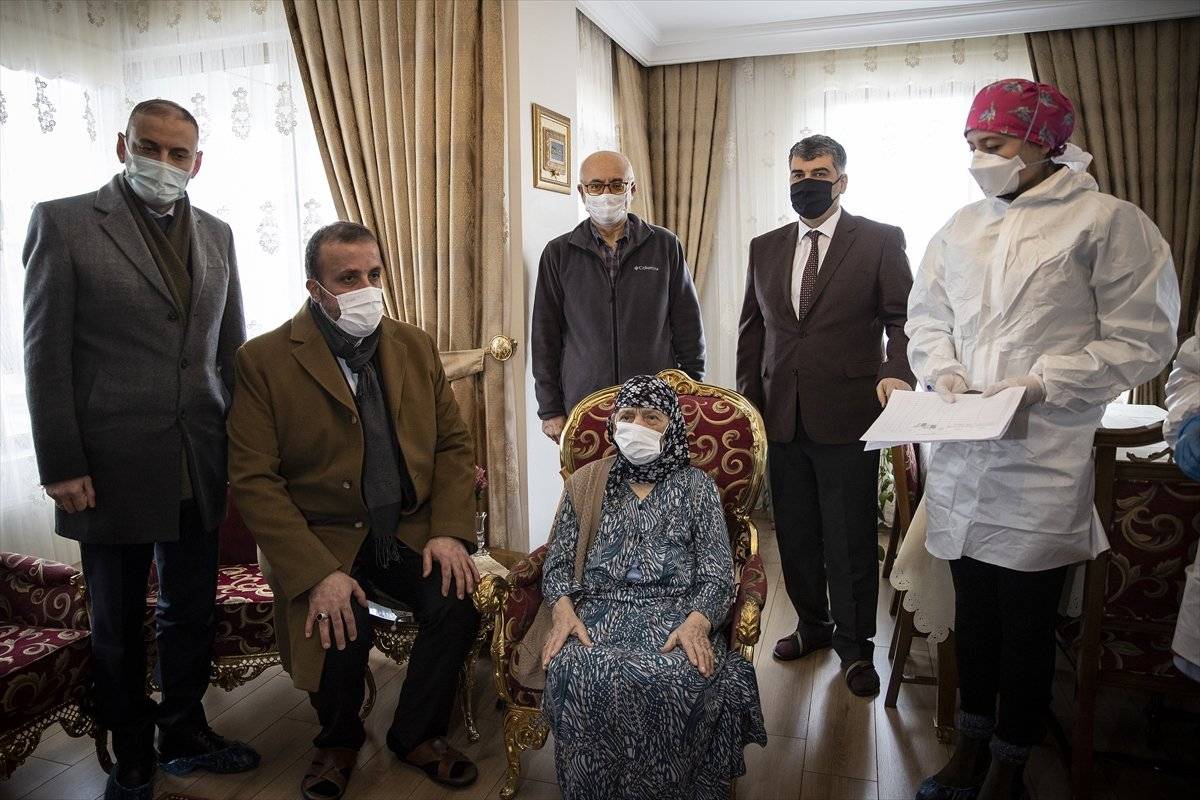 Ankara'nın en yaşlı iki kadını korona aşısını oldu