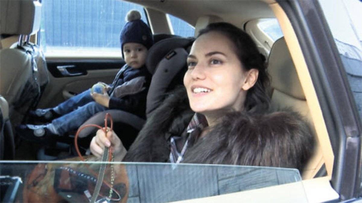 Fahriye Evcen, oğlu Karan'ı okula götürdü