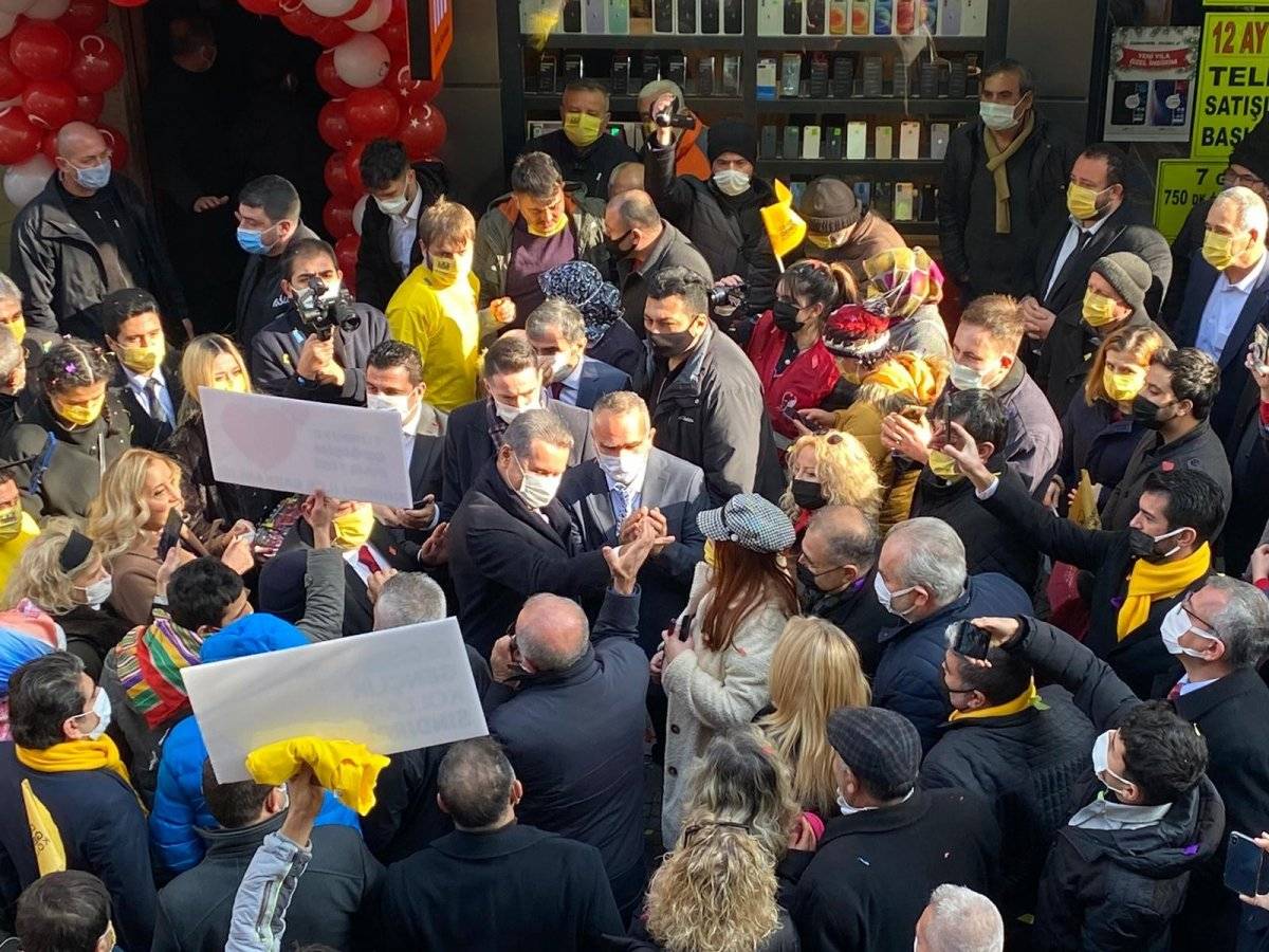 Balıkesir'de Sarıgül hayranları, koronavirüsü yok saydı