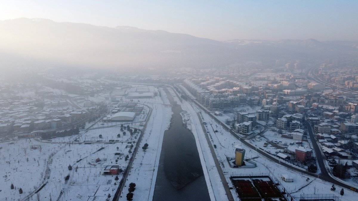 Nilüfer Çayı buz tuttu, Bursalılar üzerinde yürüdü