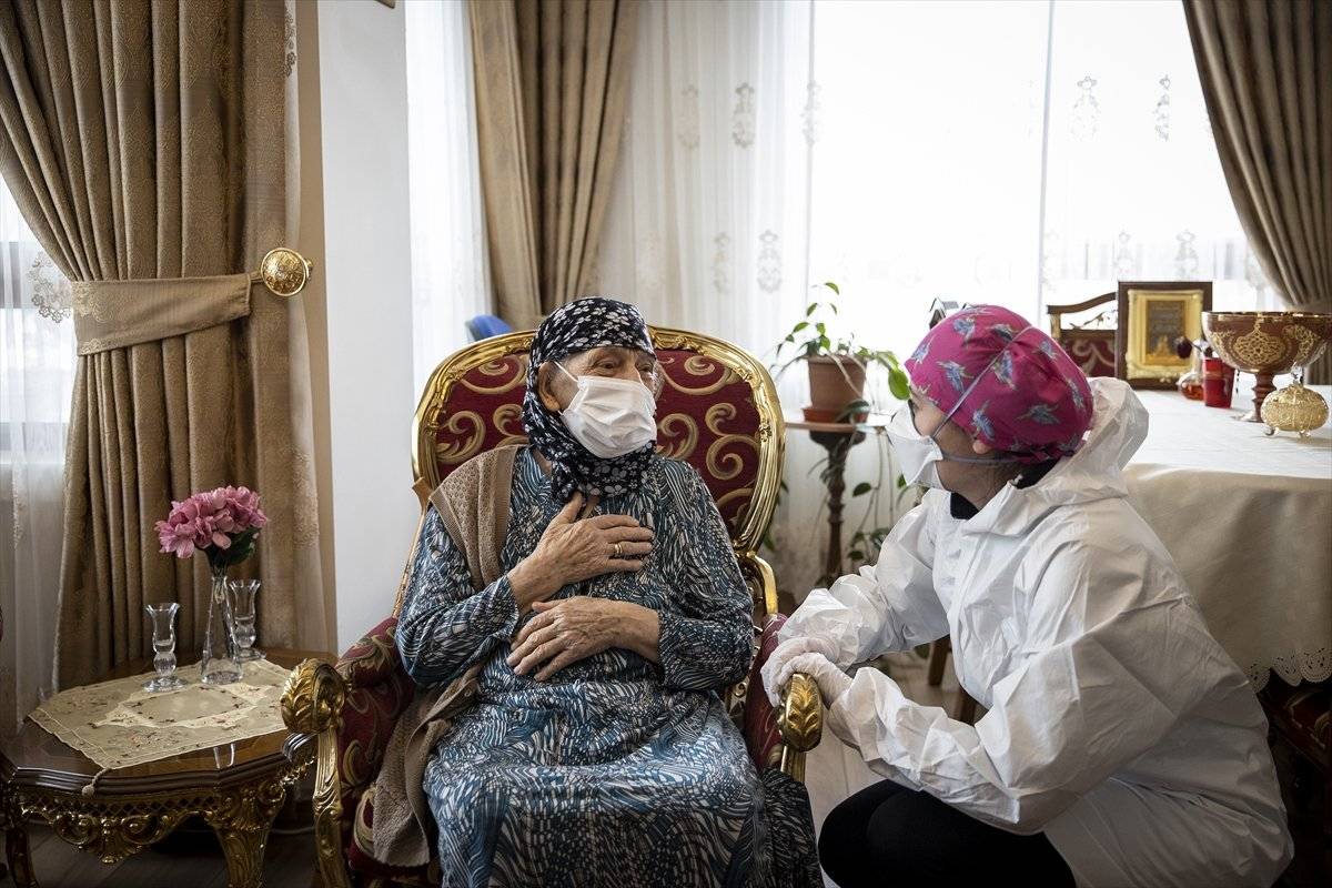 Ankara'nın en yaşlı iki kadını korona aşısını oldu