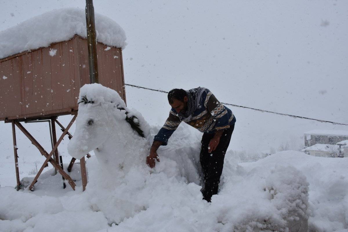Şırnak'ta kardan tünel yapıp, çay içtiler
