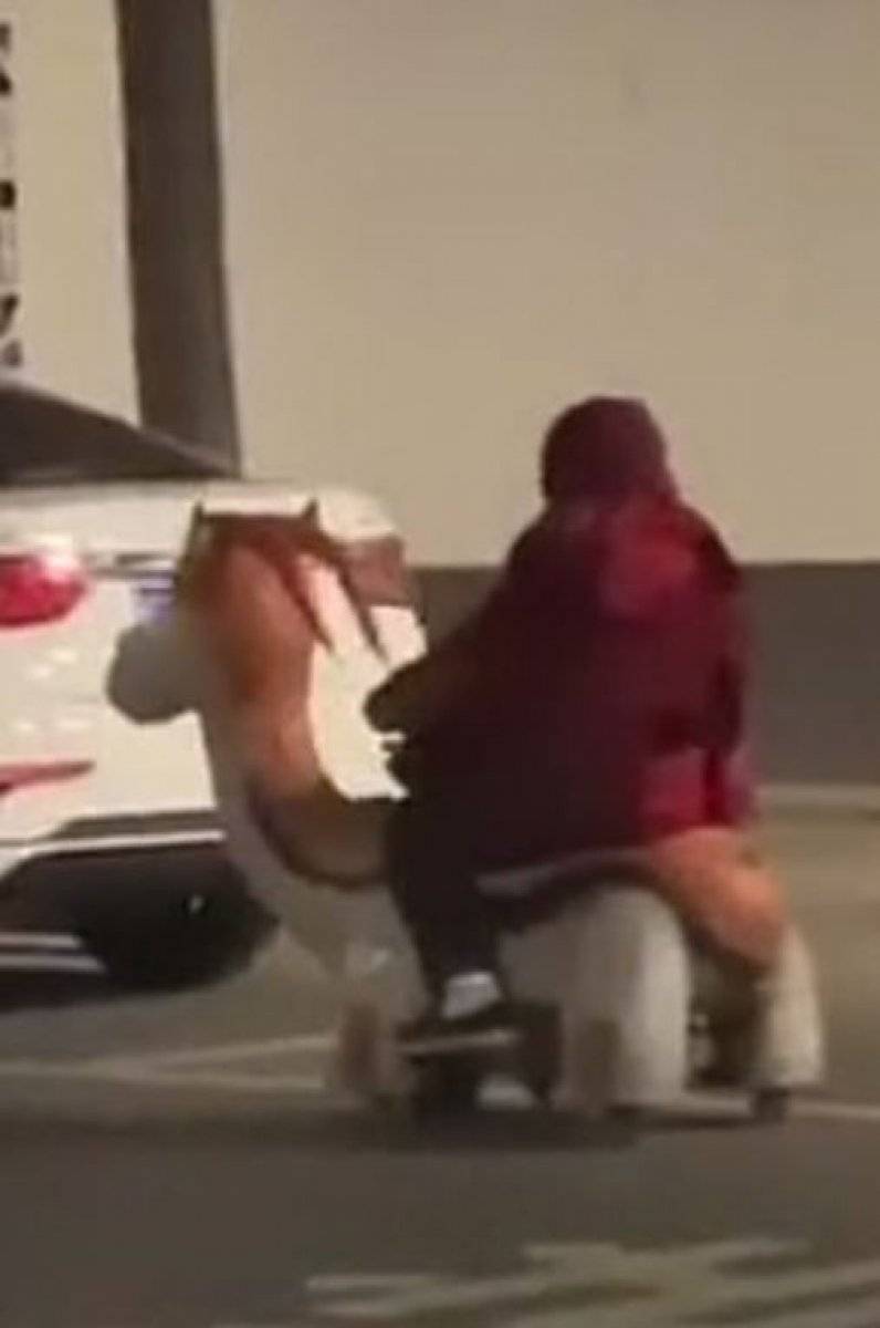 Çin’de 76 yaşındaki kadın scooter ile trafiğe çıktı