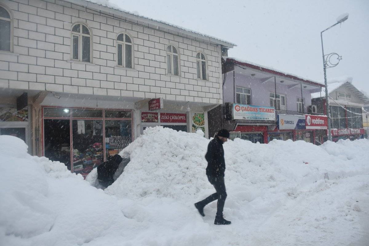 Şırnak'ta kardan tünel yapıp, çay içtiler