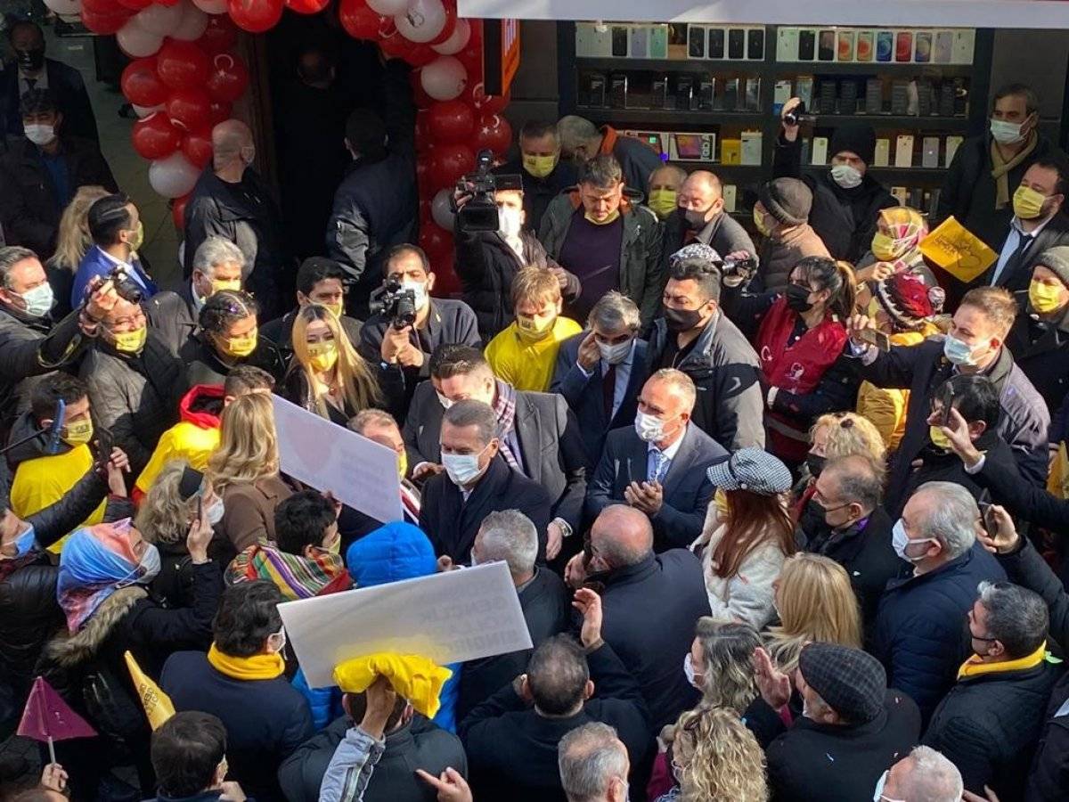 Balıkesir'de Sarıgül hayranları, koronavirüsü yok saydı