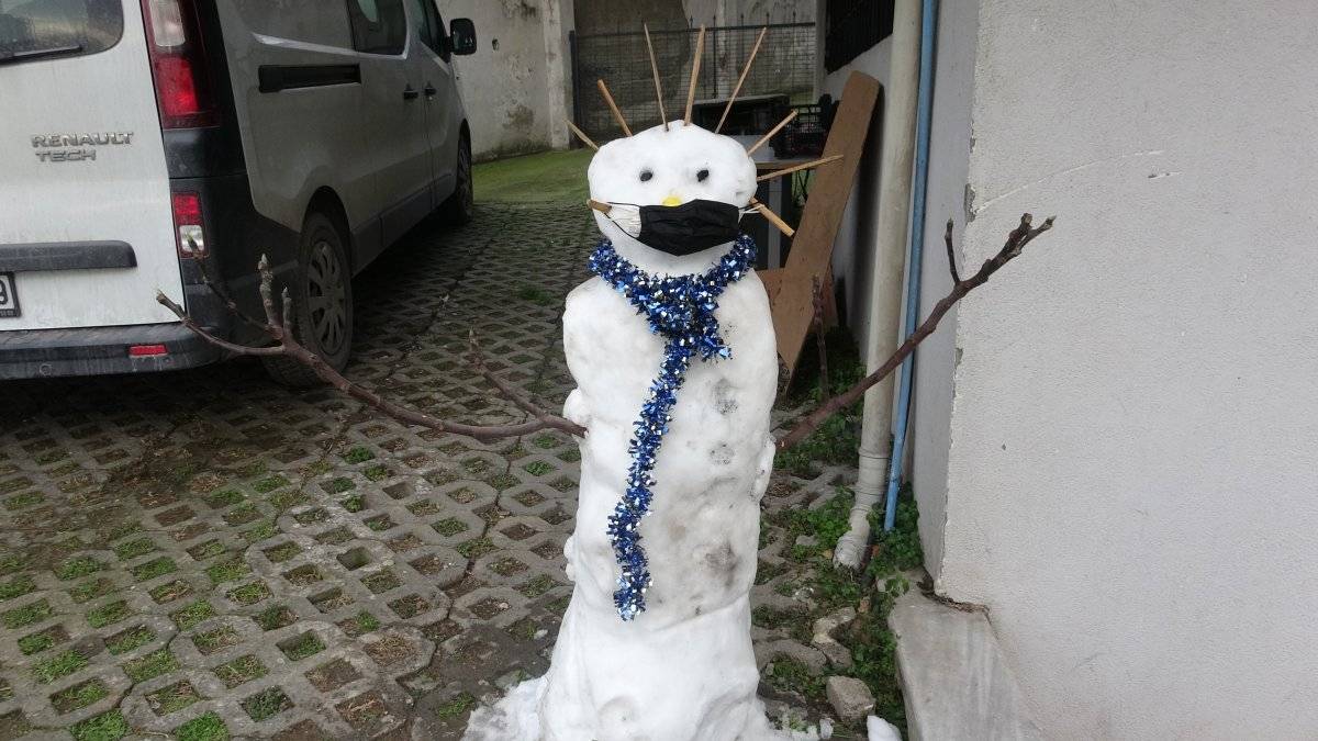 Kartal'da kardan adamı çalınan kıza sürpriz yapıldı