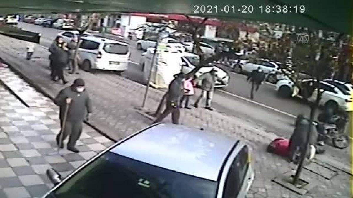 Kocaeli'de motosikletlinin yayaya çarptığı an