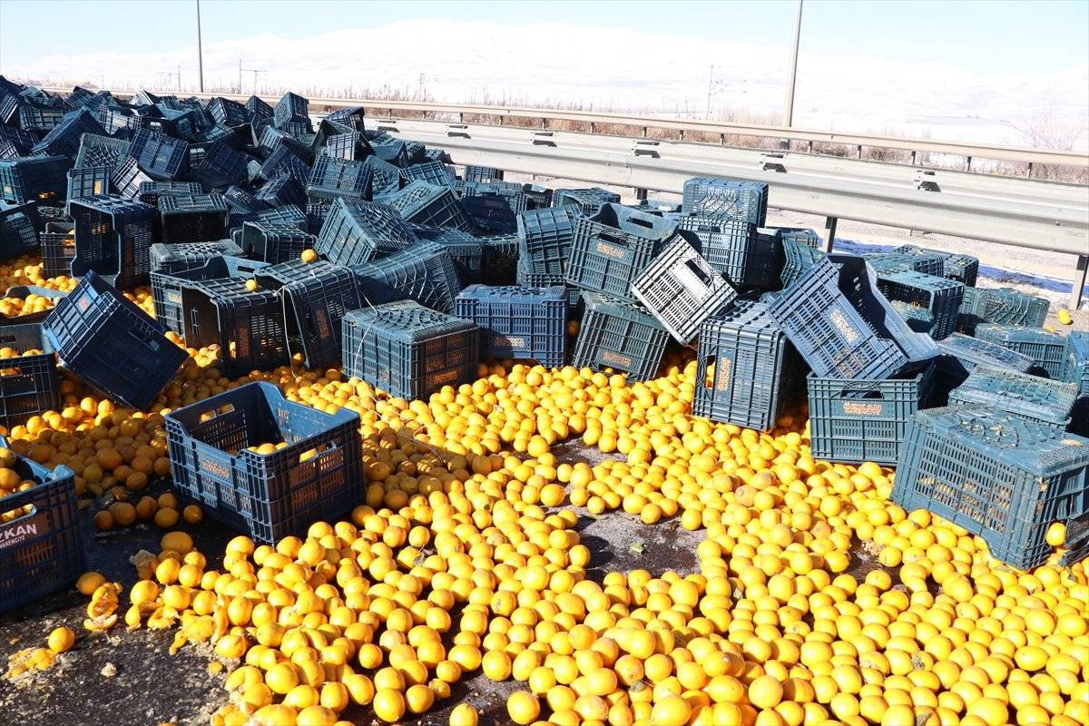 Niğde'de tırdaki limon yüklü kasalar yola saçıldı