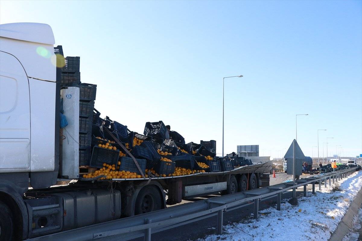 Niğde'de tırdaki limon yüklü kasalar yola saçıldı