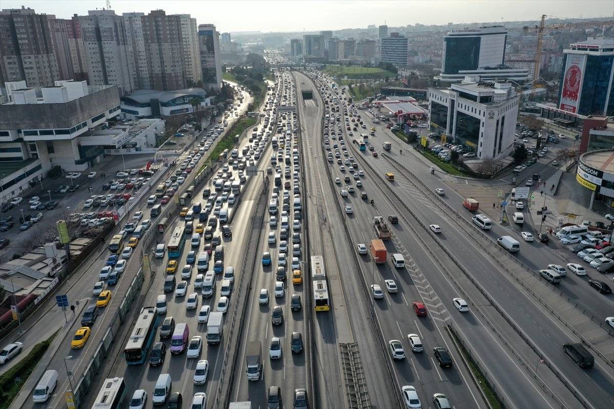 İstanbul'da kısıtlama öncesi trafik yoğunluğu oluştu