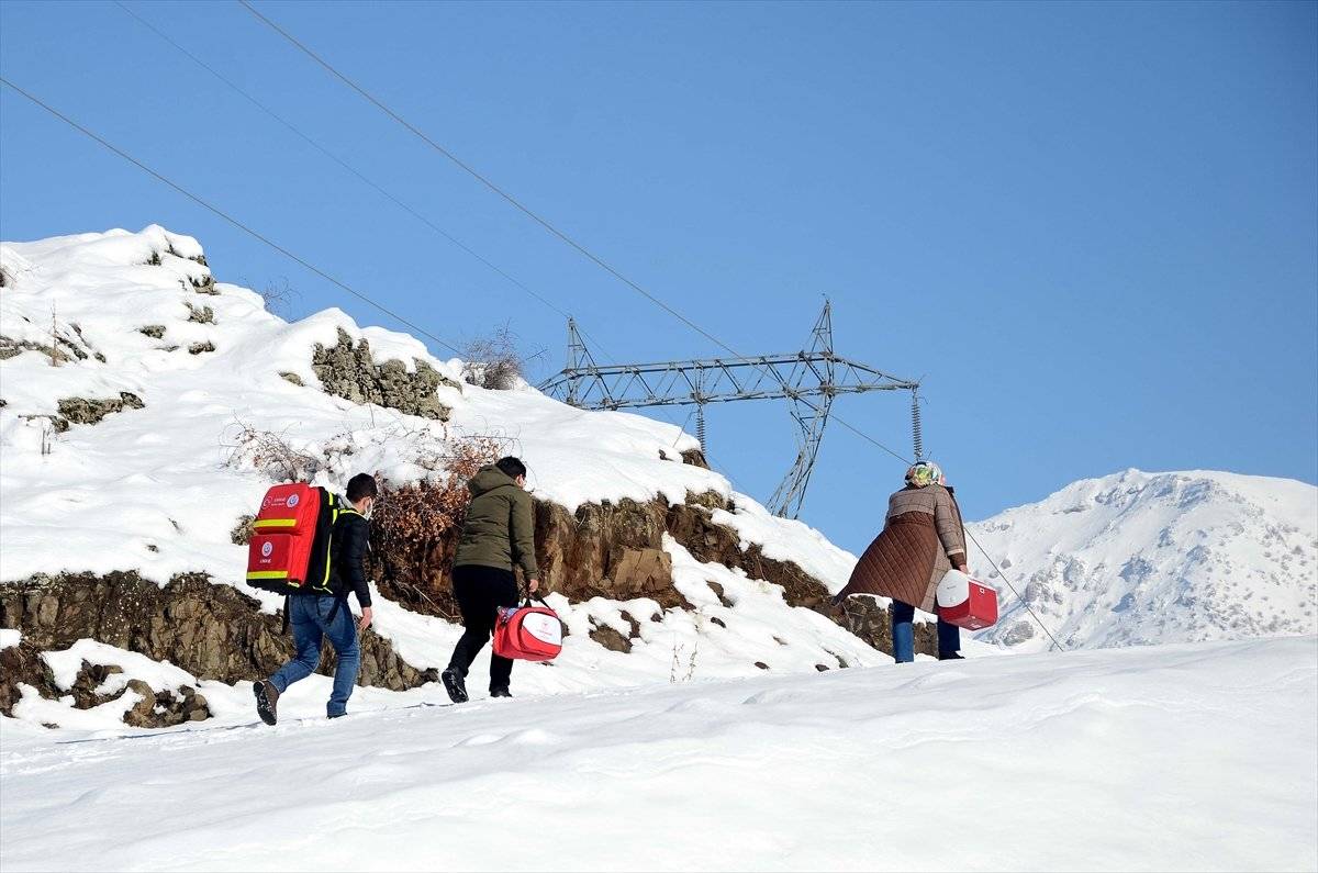 Sağlık çalışanları, yaşlıları evde aşılamak için karlı yollar aşıyor