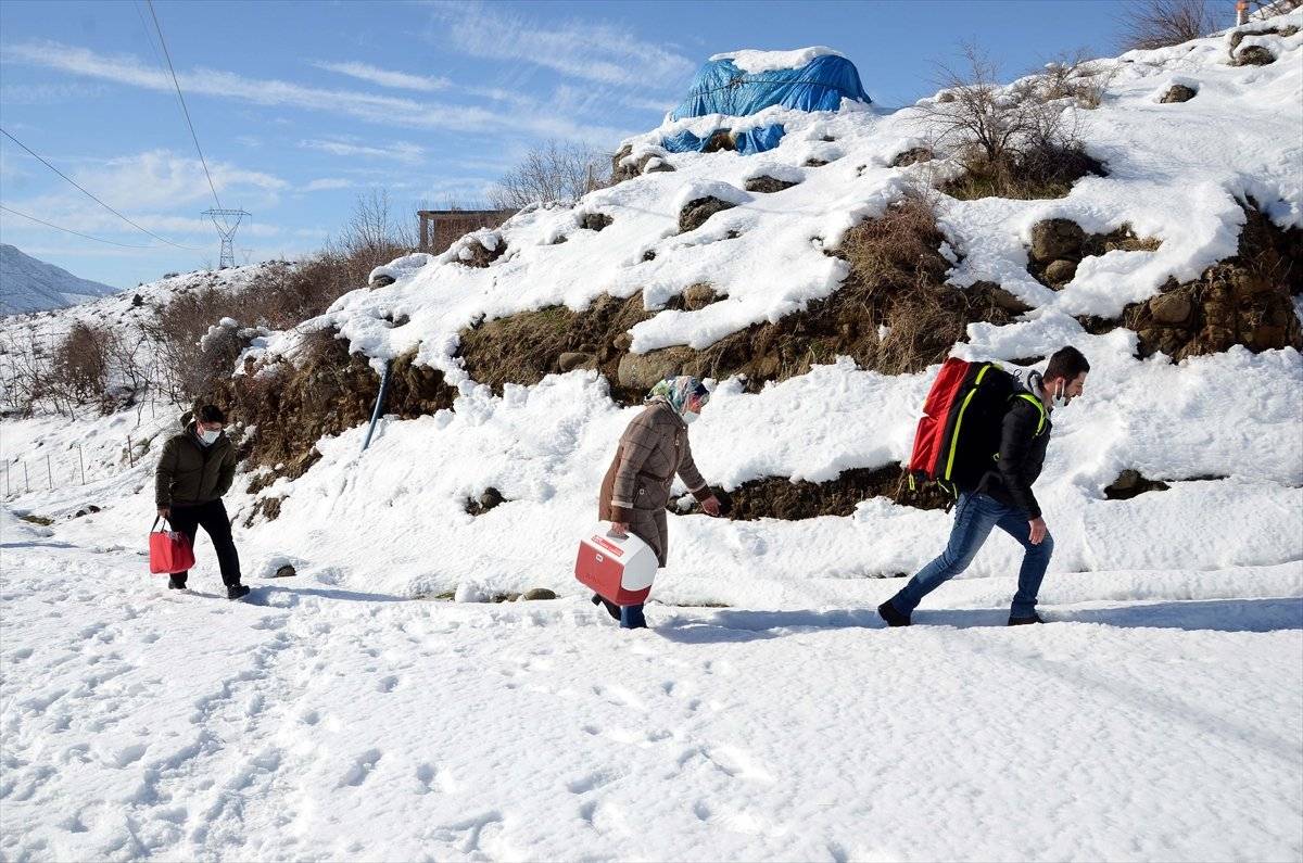 Sağlık çalışanları, yaşlıları evde aşılamak için karlı yollar aşıyor