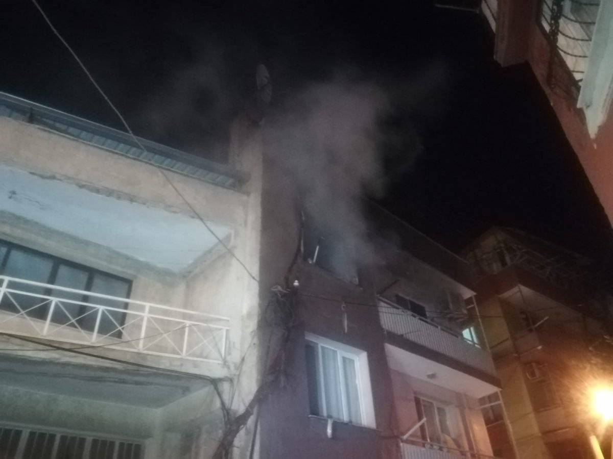 İzmir'de yangını fark eden bekçiler faciayı önledi