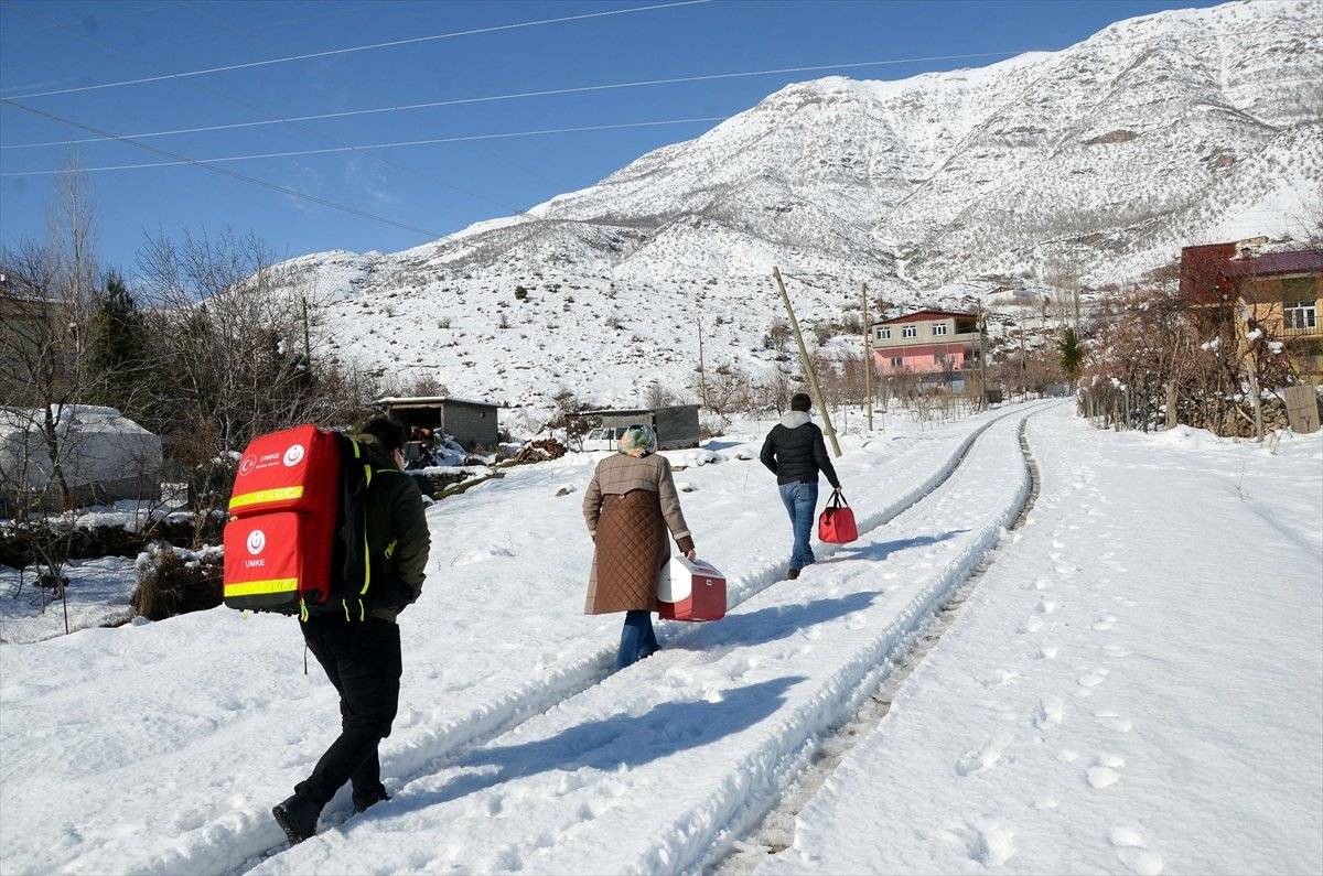 Sağlık çalışanları, yaşlıları evde aşılamak için karlı yollar aşıyor