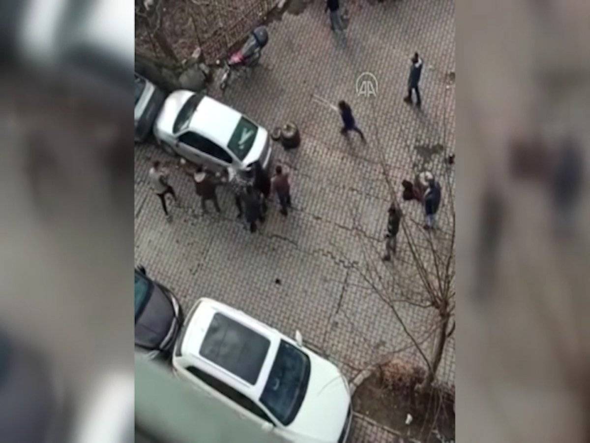 Karabük'te iki aile sokak ortasında birbirine girdi