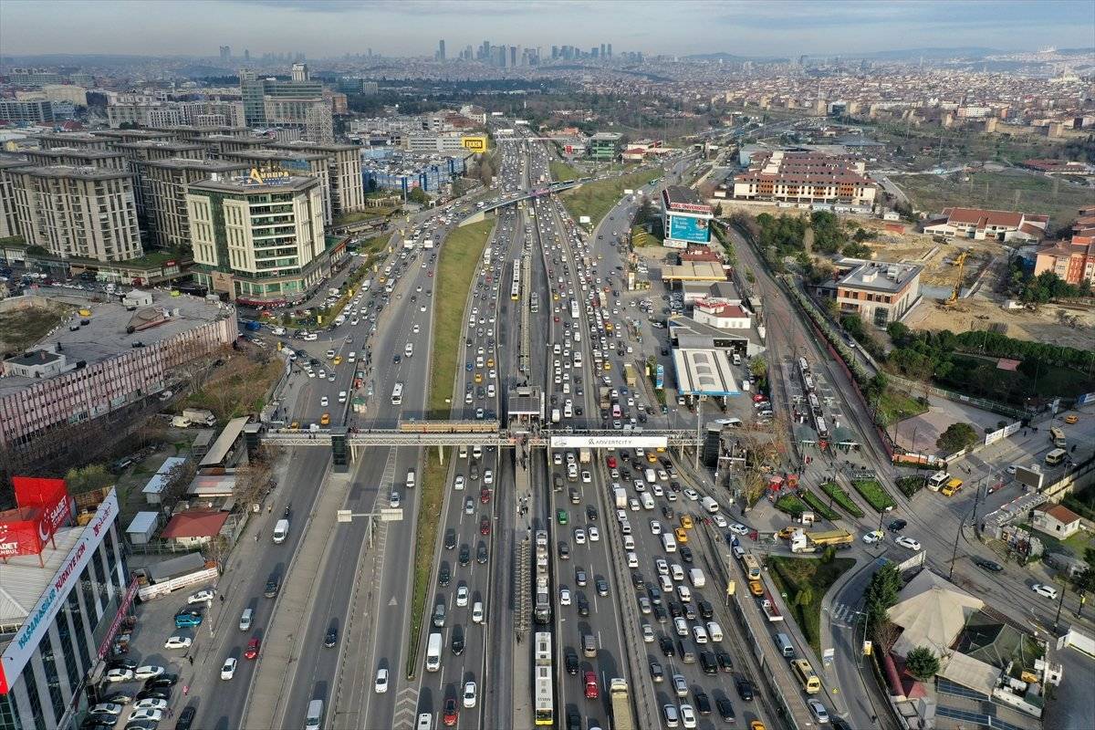 İstanbul'da kısıtlama öncesi trafik yoğunluğu oluştu