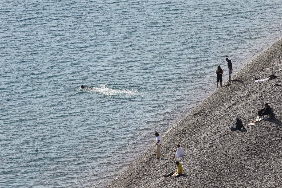 Antalya'da ocak ayında denizin tadını çıkardılar