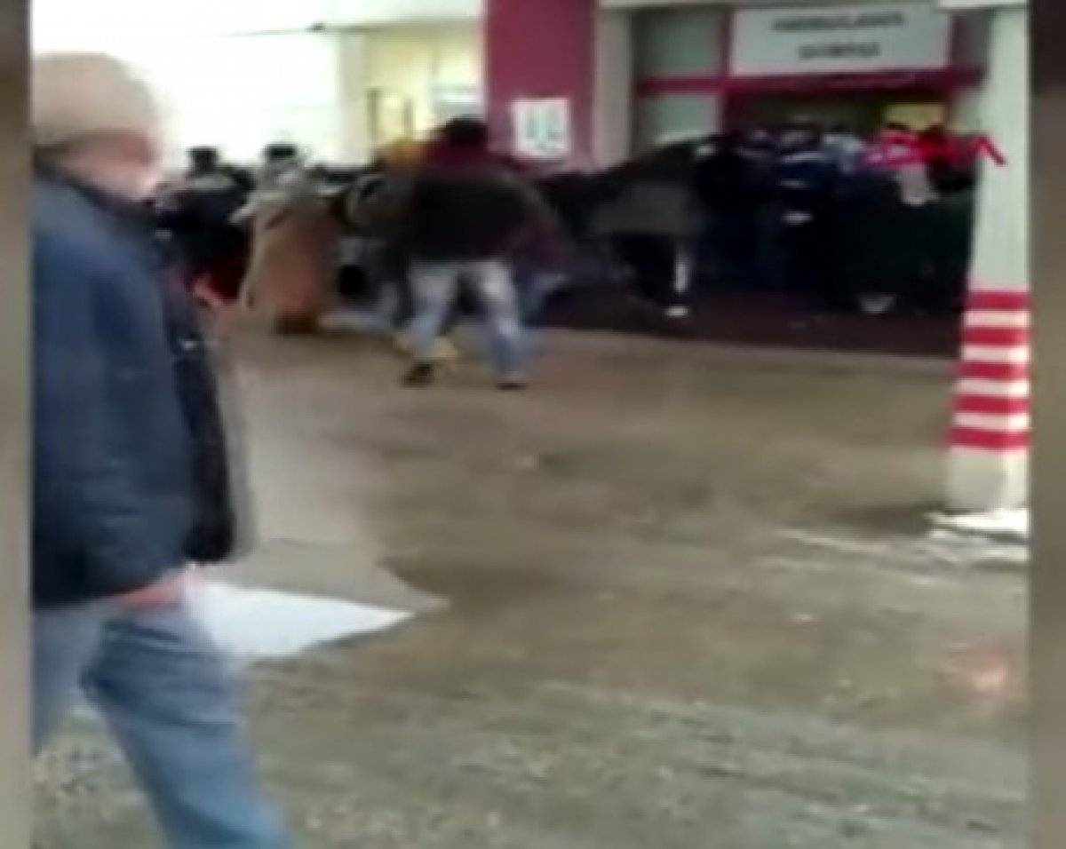 Bursa'da hasta yakınları, güvenlik görevlilerine saldırdı