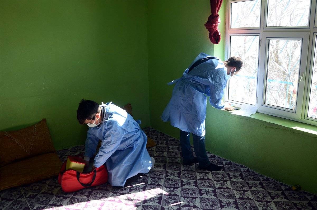 Sağlık çalışanları, yaşlıları evde aşılamak için karlı yollar aşıyor