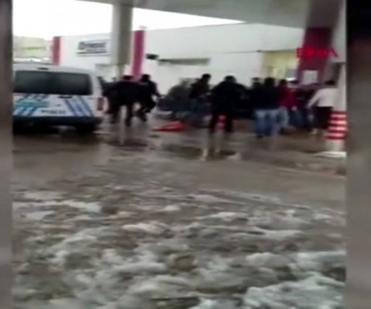 Bursa'da hasta yakınları, güvenlik görevlilerine saldırdı