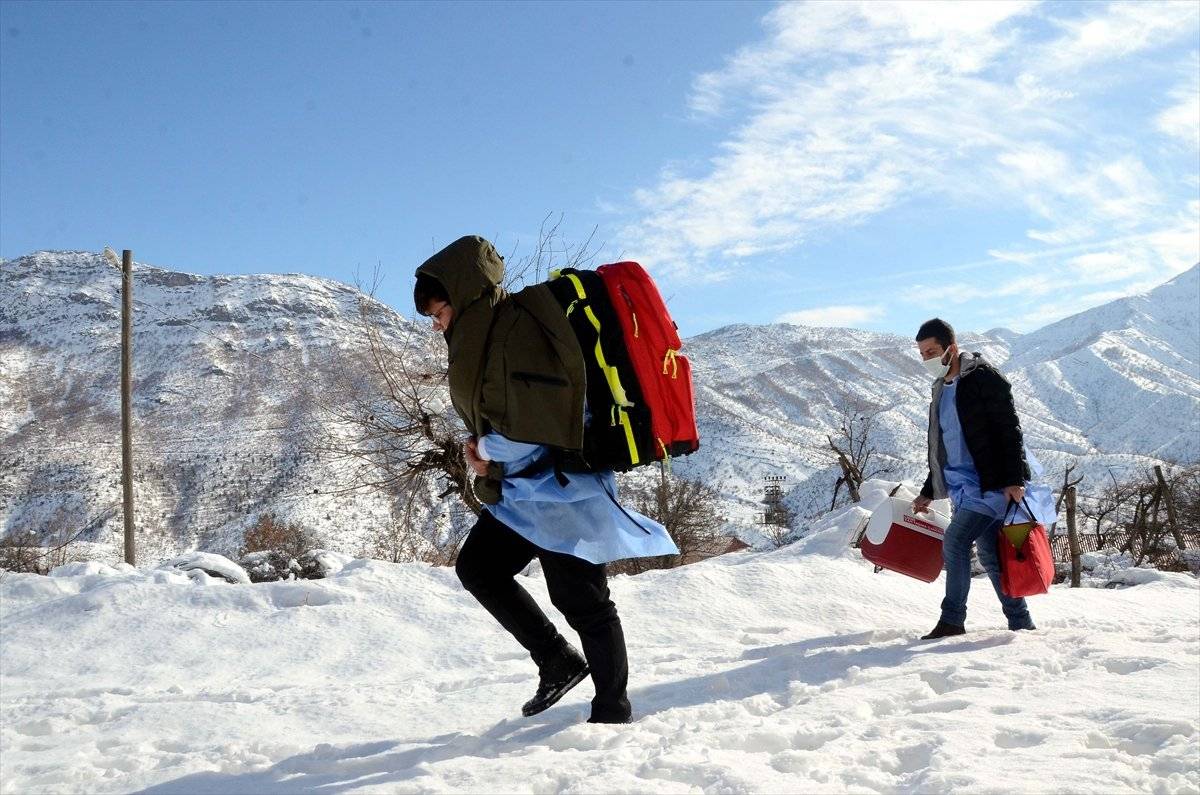 Sağlık çalışanları, yaşlıları evde aşılamak için karlı yollar aşıyor