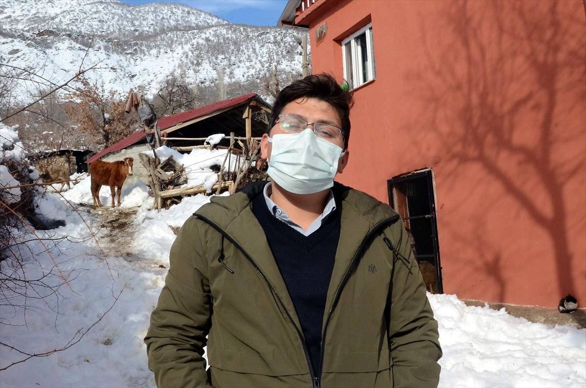 Sağlık çalışanları, yaşlıları evde aşılamak için karlı yollar aşıyor