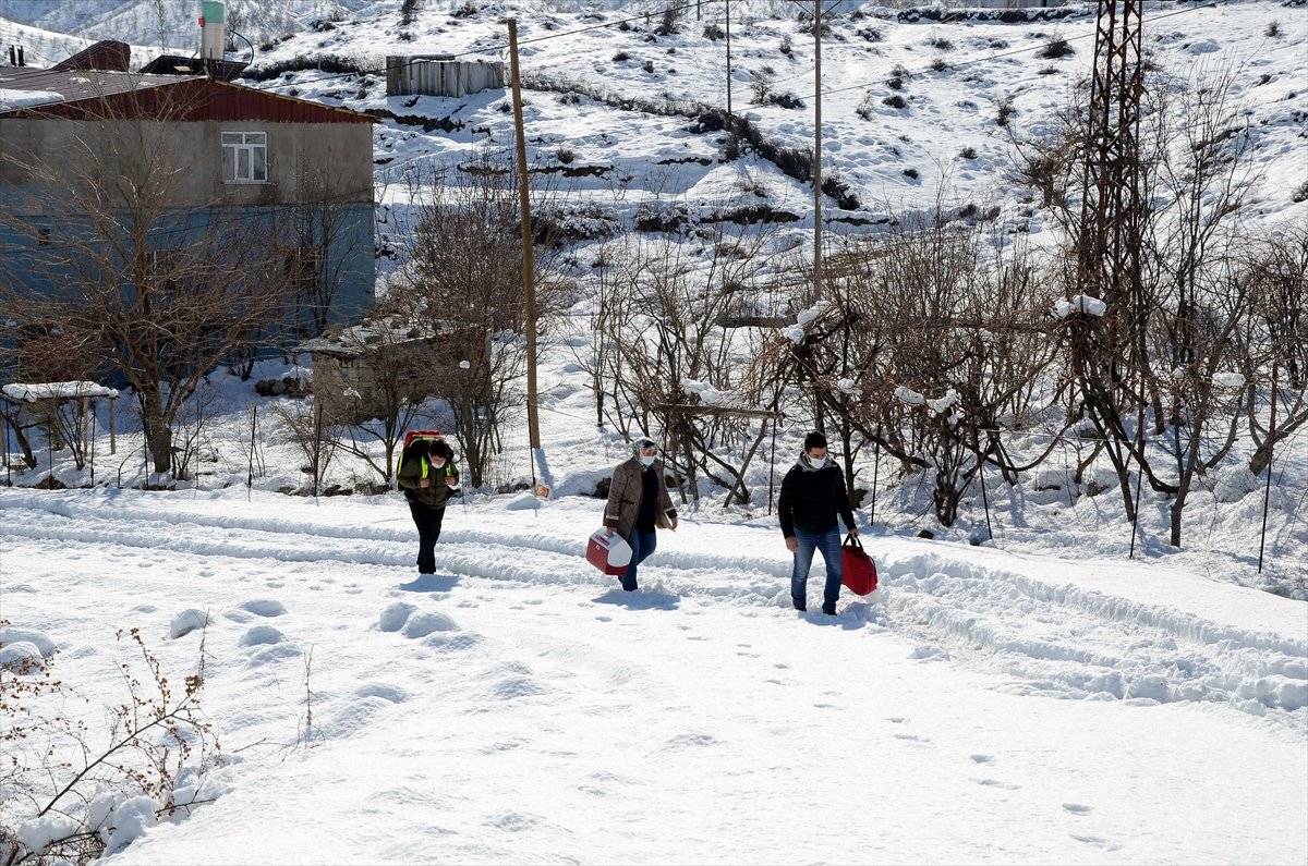 Sağlık çalışanları, yaşlıları evde aşılamak için karlı yollar aşıyor