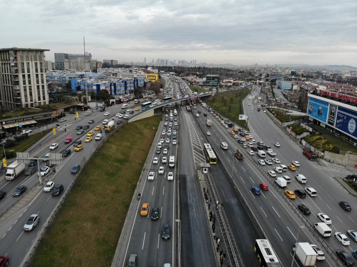 İstanbul'da kısıtlama öncesi trafik yoğunluğu oluştu