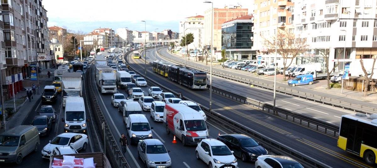Avcılar'da kısıtlamaya rağmen şaşırtan trafik