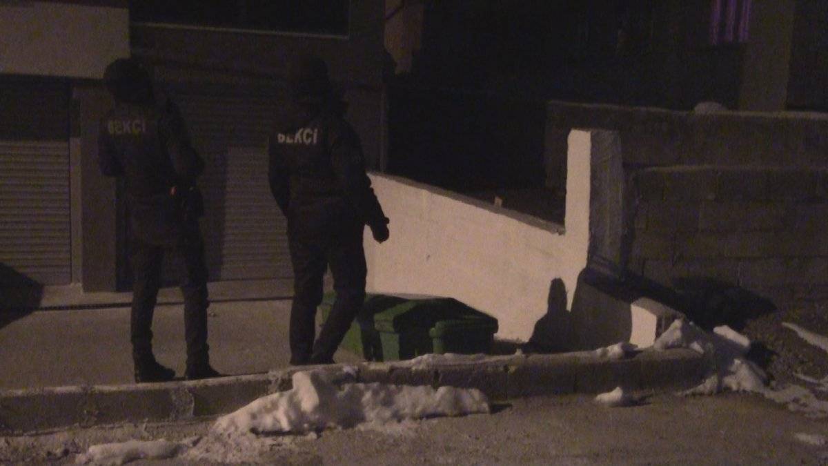 Sivas'ta apartman önüne bırakılan tabut korkuya neden oldu