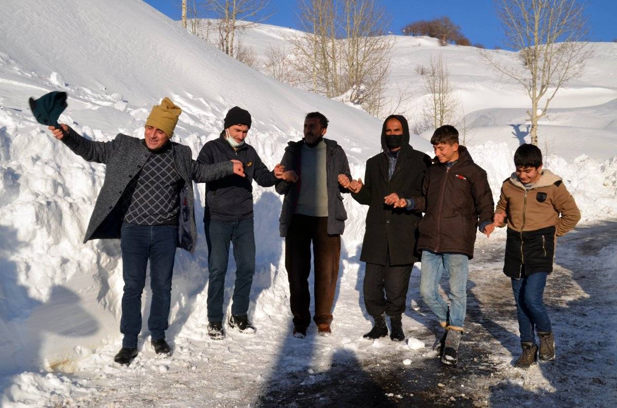 Muş'ta bir hafta sonra yolları açılan köylülerden halaylı kutlama
