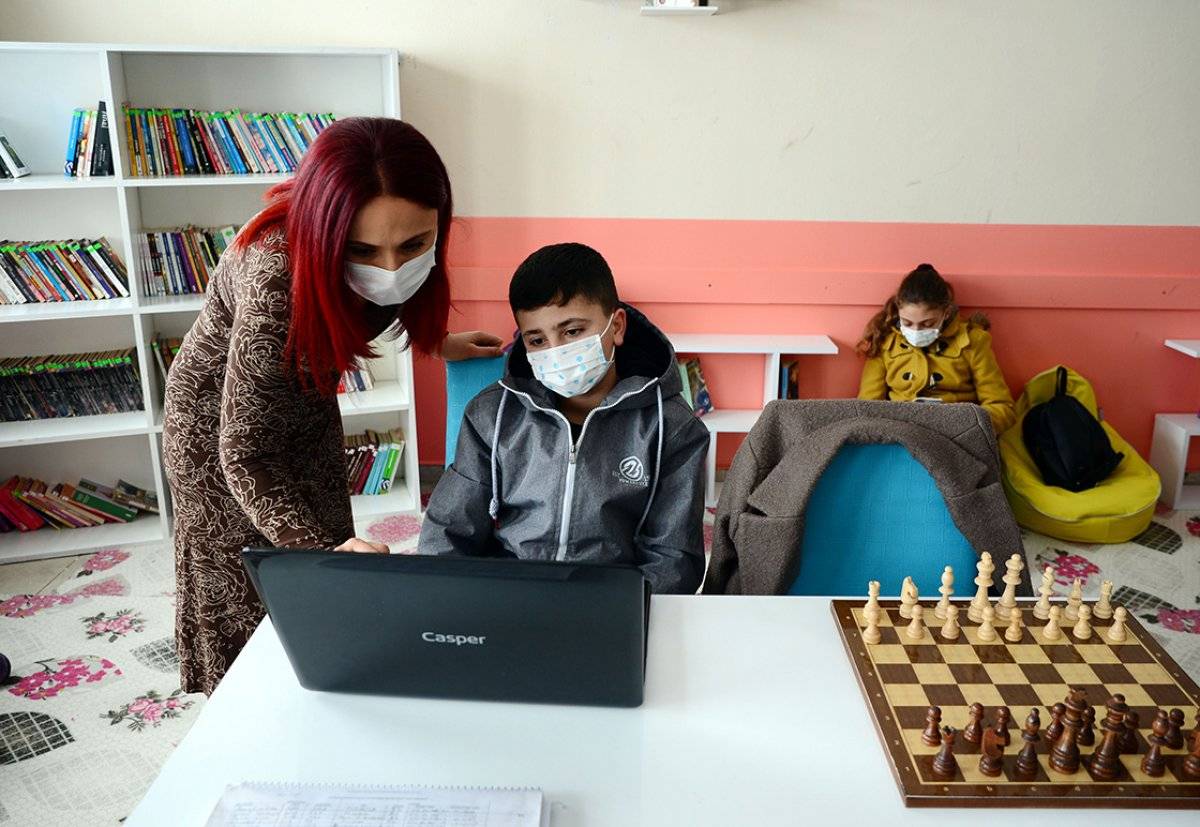 Bitlis'te EBA'ya giremeyen öğrencilere mobil destek