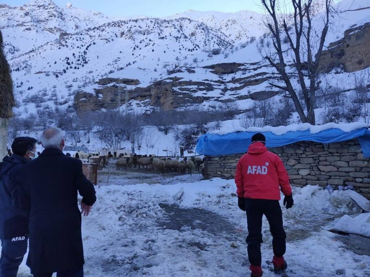 Hakkari'de mahsur kalan çiftçi kardeşler kurtarıldı